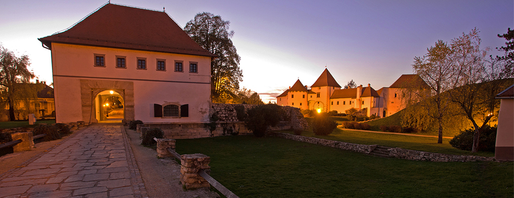 Pogled na Kulu stražarnicu s lančanim mostom i Stari grad